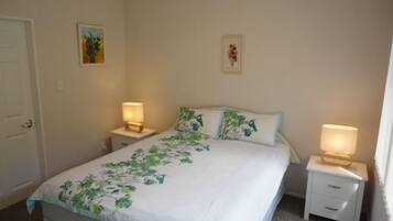 2 bedrooms, iron/ironing board, travel cot, free WiFi