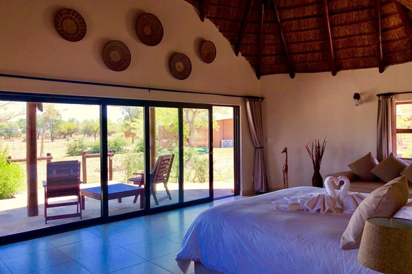 Caja de seguridad en la habitación y escritorio