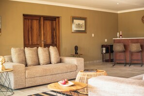 Deluxe Suite | Living area - Golden Impalas Bush Resort (Hammanskraal)