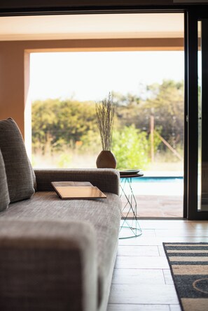 Deluxe Suite | Living area - Golden Impalas Bush Resort (Hammanskraal)