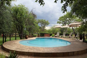 Una piscina al aire libre