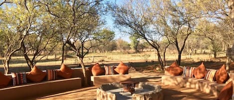 Se sirven desayunos, comidas, cenas y cocina local e internacional