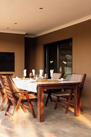 Deluxe Suite | Terrace/patio - Golden Impalas Bush Resort (Hammanskraal)