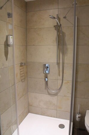Articles de toilette gratuits, sèche-cheveux, serviettes fournies, savon