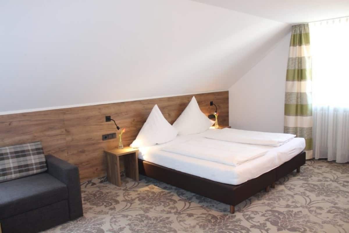 Escritorio, wifi gratis y ropa de cama