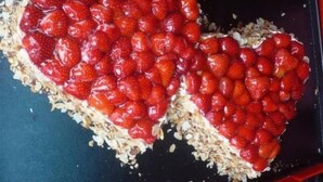 A heart-shaped dessert made of strawberries and oats. - Hotel Häußler (Reichertshofen)
