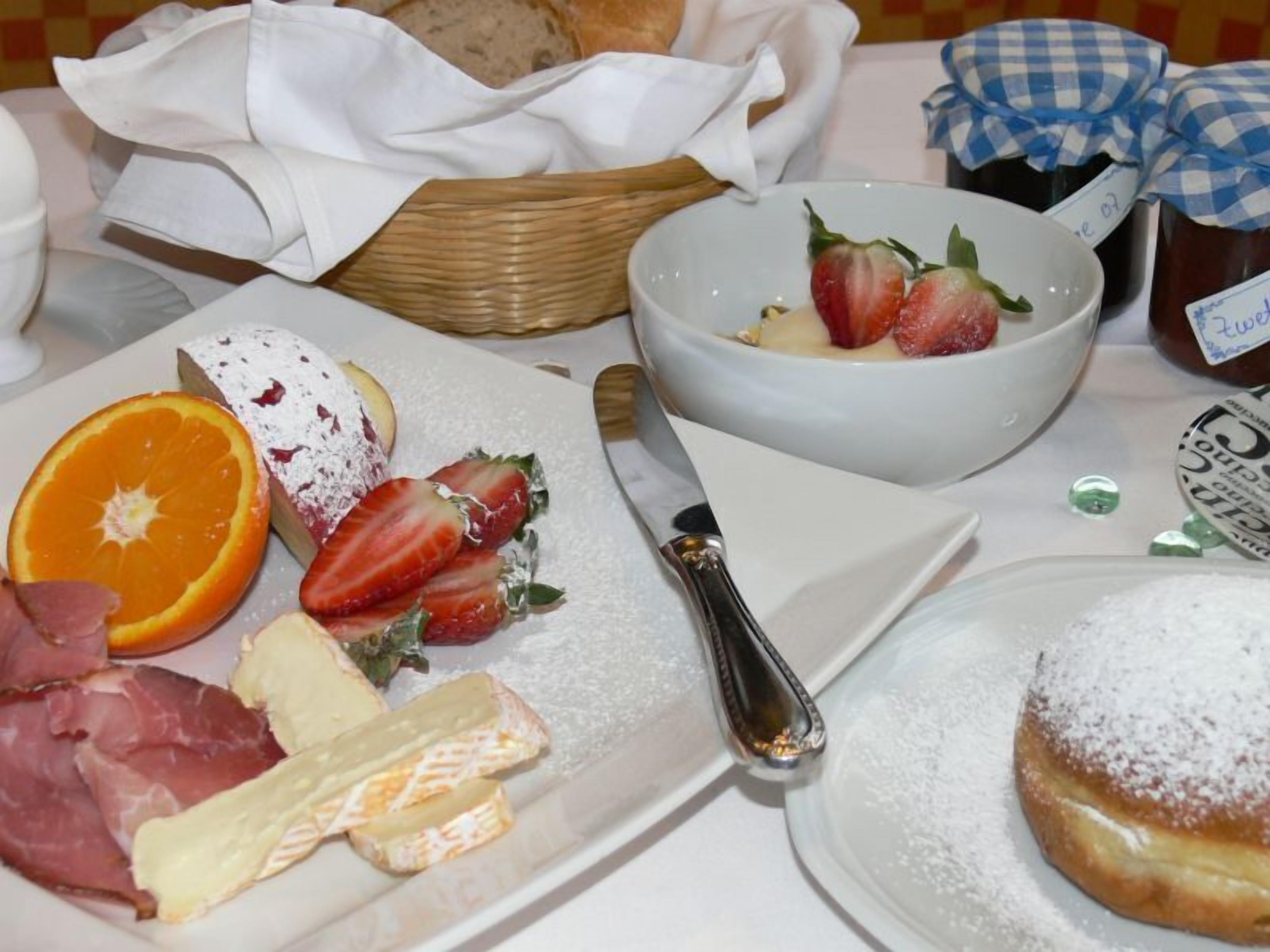 daily continental breakfast (eur 9.5 per person)