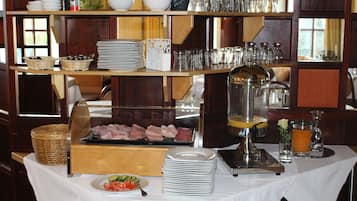 Daily continental breakfast (EUR 9.5 per person)