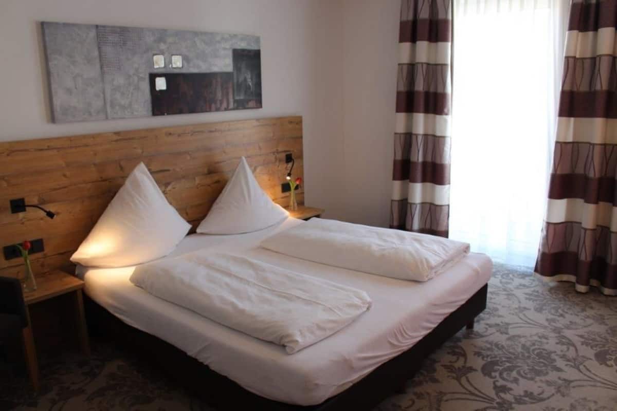 Escritorio, wifi gratis y ropa de cama