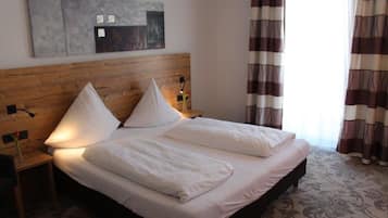 Suíte júnior, sacada | Escrivaninha, Wi-Fi de cortesia, roupa de cama