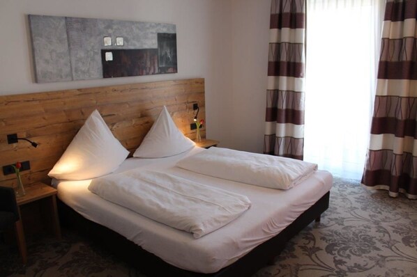 Junior-Suite, Balkon | Schreibtisch, kostenloses WLAN, Bettwäsche