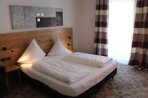 Escritorio, wifi gratis y ropa de cama 