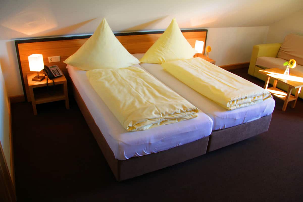 Escritorio, wifi gratis y ropa de cama