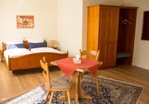 Double Room | Free cots/infant beds, rollaway beds, free WiFi, bed sheets - Hotel Janssen (Bodenheim)