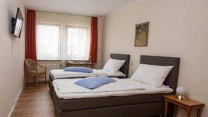 Zweibettzimmer | Kostenlose Babybetten, Zustellbetten, kostenloses WLAN, Bettwäsche