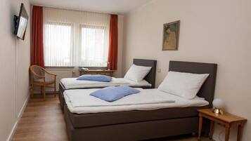Zweibettzimmer | Kostenlose Babybetten, Zustellbetten, kostenloses WLAN, Bettwäsche