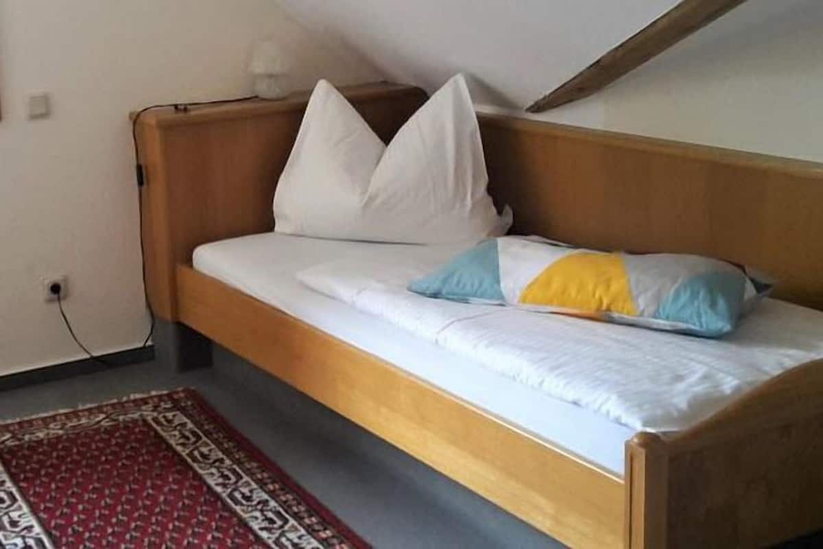 Eenpersoonskamer | Gratis babybedden, extra bedden, gratis wifi, beddengoed