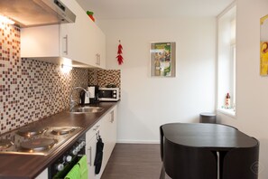 Classic-Apartment | Eigene Küche | Kühlschrank, Ofen, Herdplatte, Wasserkocher mit Kaffee-/Teezubehör