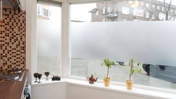City-Apartment | Eigene Küche | Kühlschrank, Ofen, Herdplatte, Wasserkocher mit Kaffee-/Teezubehör