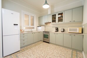 Réfrigérateur, four à micro-ondes, un four, lave-vaisselle