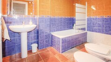Un baño con lavabo, bañera y retrete.