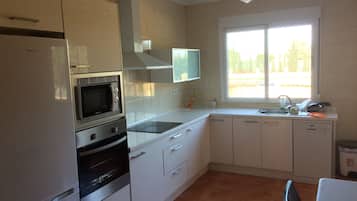 Apartament, 3 dormitoris, terrassa | Cuina privada | Frigorífic gran, microones, forn i placa de cuina