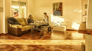 Familiehus, 3 soverom, bassengutsikt | Oppholdsområde