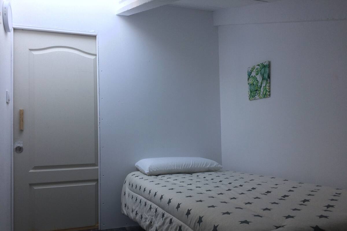 Single Room, 1 Single Bed, Shared Bathroom | Hypo-allergenic bedding, down duvets, free WiFi, bed sheets