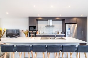 Kühlschrank, Mikrowelle, Ofen, Geschirrspüler