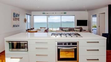 Een koelkast, een magnetron, een oven, een vaatwasser