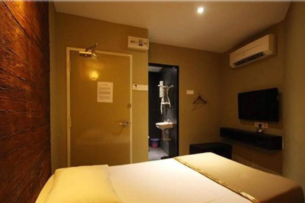 Standard Single | WiFi (free), bed sheets