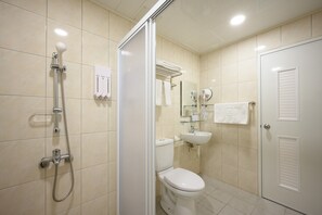 Standard Double Room | Bathroom | Shower, rainfall showerhead, free toiletries, hair dryer - P'inn (Tainan)