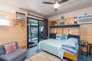 Een strijkplank/strijkijzer, gratis wifi, beddengoed