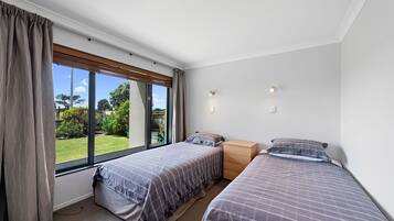 2 bedrooms, iron/ironing board, WiFi