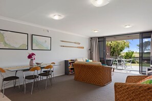 TV - The Sandcastle - Papamoa Holiday Apartment (Papamoa)