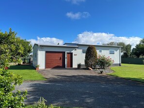 Exterior - Cosy cottage in peaceful garden setting - just a minute's walk to Lake Rotorua (Ngongotaha)