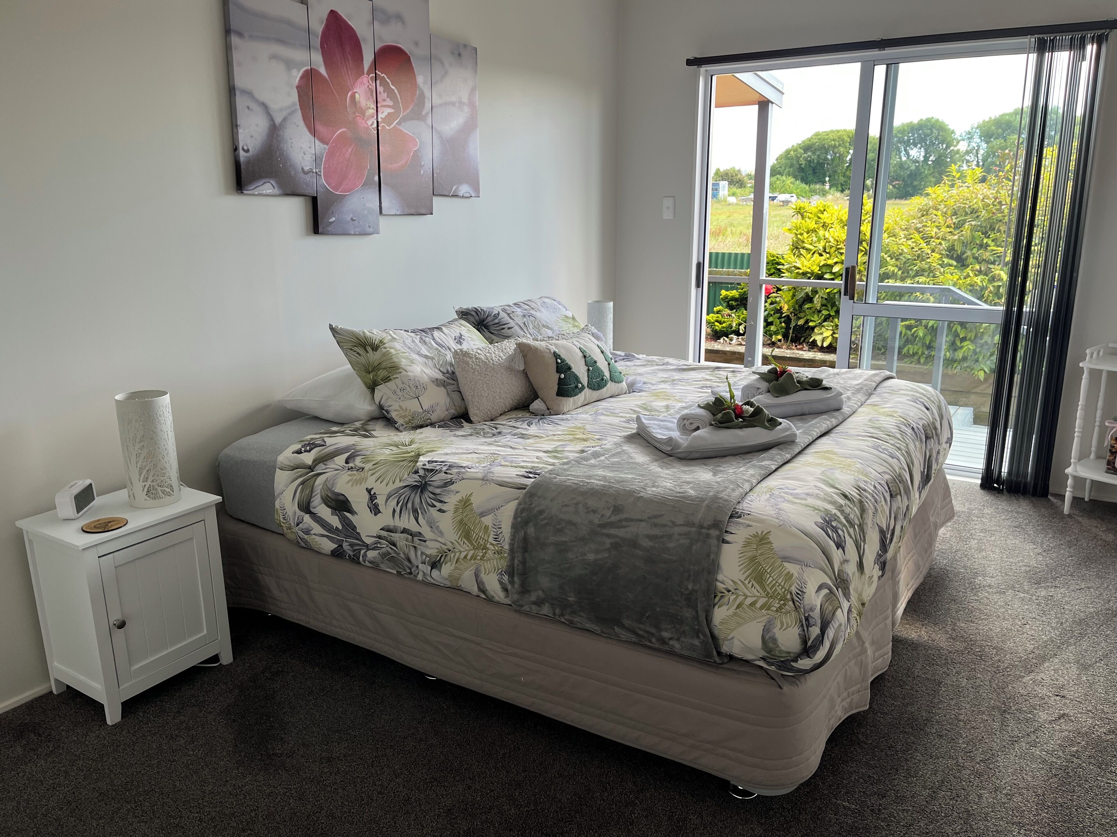 2 bedrooms, in-room safe, desk, iron/ironing board