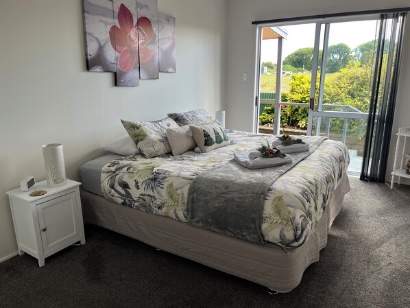 2 habitaciones, caja de seguridad en la habitación y escritorio