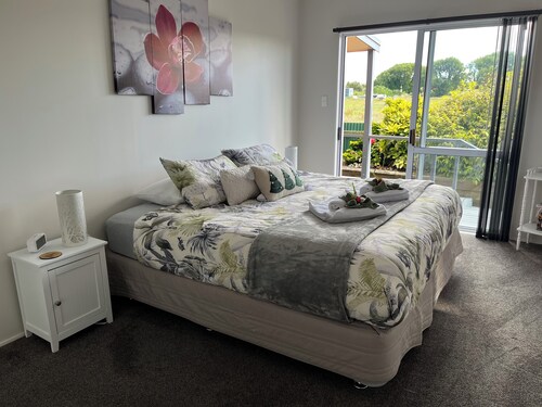 Cosy cottage in peaceful garden setting - just a minute's walk to Lake Rotorua