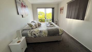 2 bedrooms, in-room safe, desk, iron/ironing board