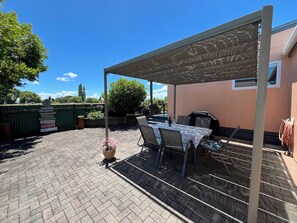 Outdoor dining - Cosy cottage in peaceful garden setting - just a minute's walk to Lake Rotorua (Ngongotaha)