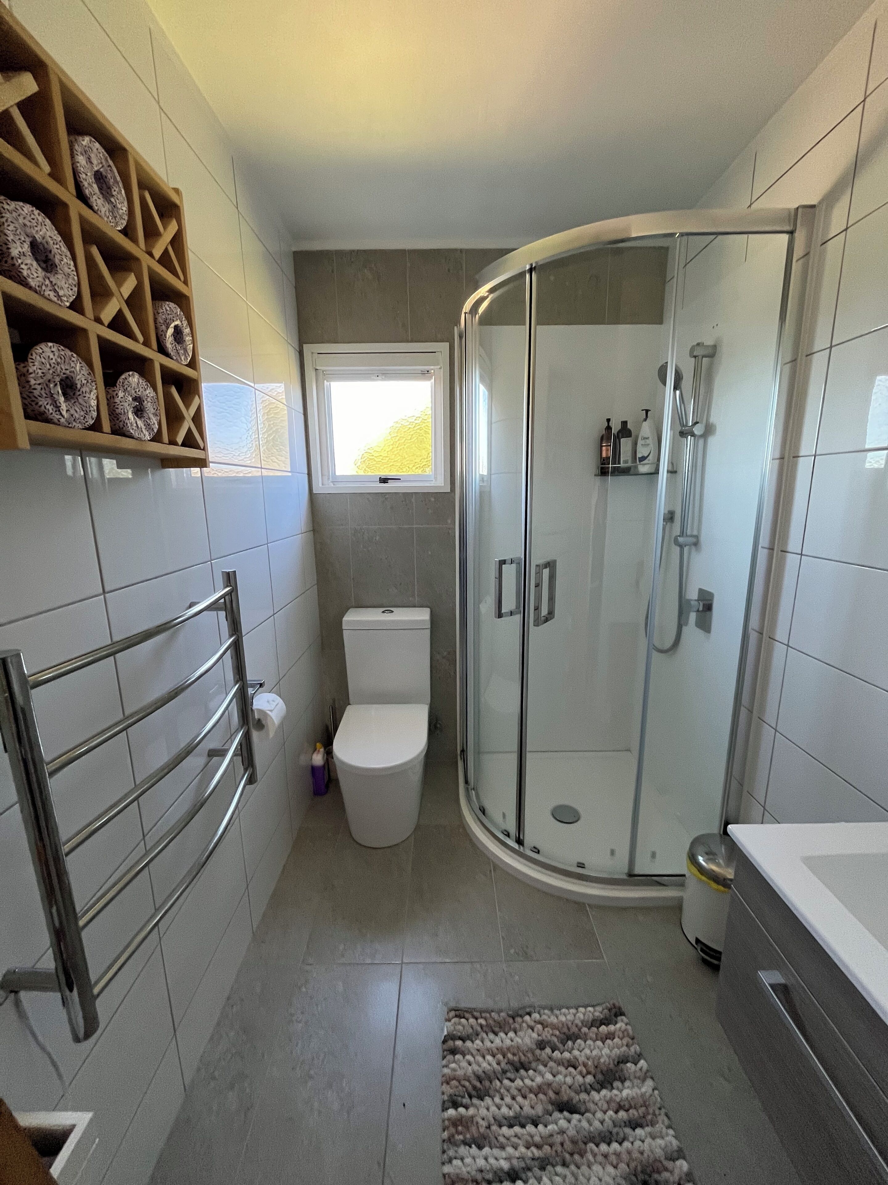 Ensemble douche/baignoire, baignoire à jets, sèche-cheveux