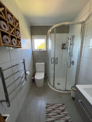 Duschwanne, Whirlpool, Haartrockner, Handtücher