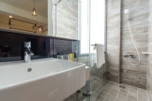 Standard Double Room, 1 Katil Ratu (Queen) | Meja, langsir/tirai gelap terus, Wi-fi percuma 