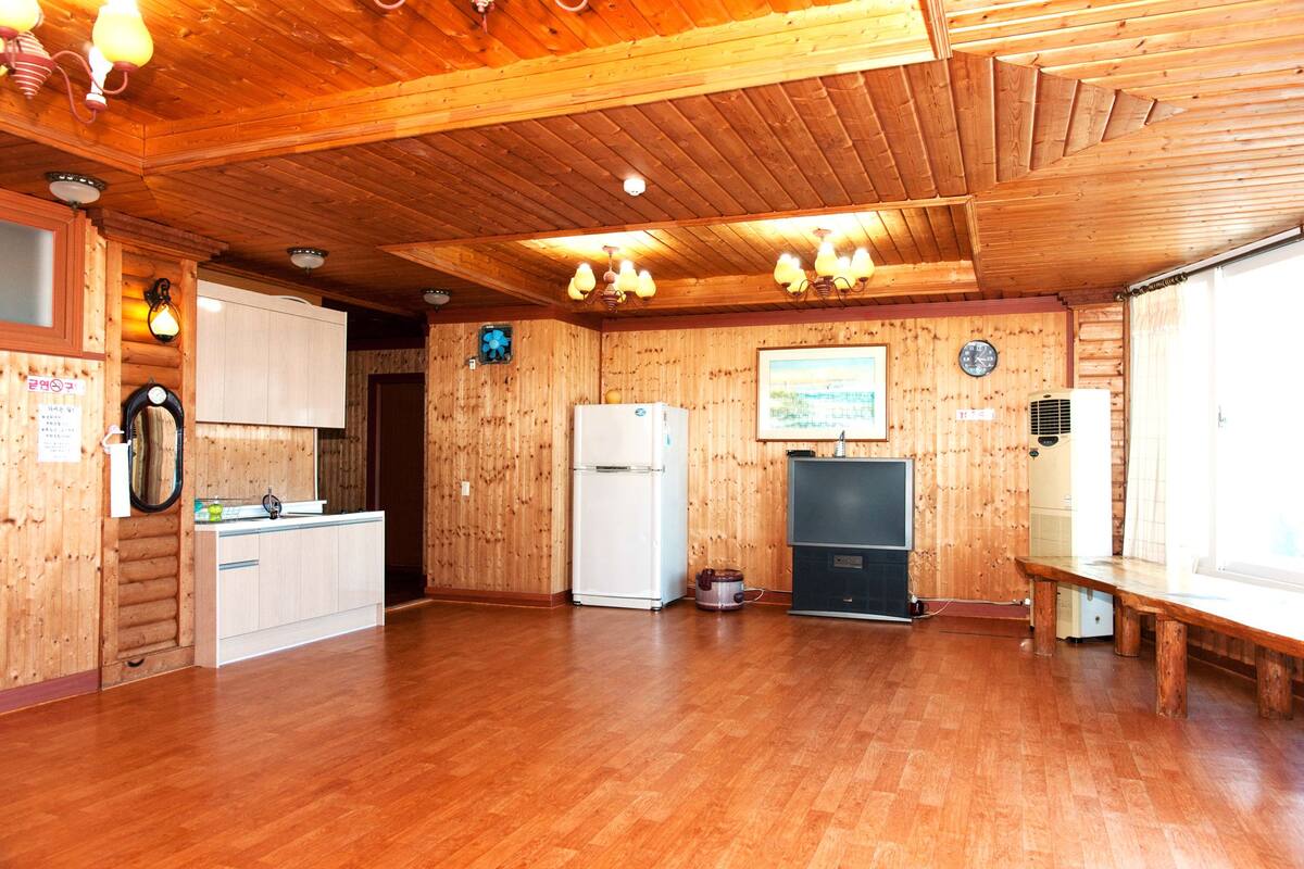 Huone (1F Sun A) | Yksityinen keittonurkkaus | Jääkaappi, mikroaaltouuni, liesi, vedenkeitin