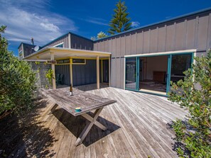 Outdoor dining - Mohua - Pakawau Holiday Home (Pakawau)