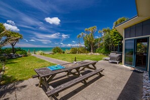 Outdoor dining - Mohua - Pakawau Holiday Home (Pakawau)