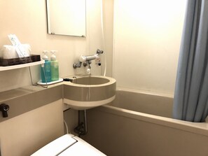 Habitación con 2 camas individuales, baño privado | Escritorio y wifi gratis