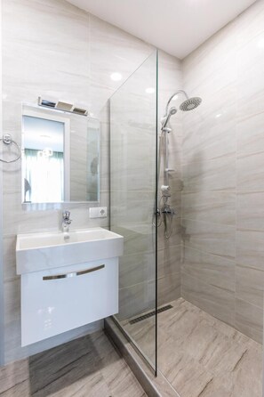 Apartamento, 3 quartos (Saakadze Square) | Banheiro | Chuveiro, secador de cabelo, sabonete, shampoo