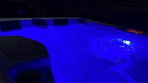 A hot tub with blue lighting, surrounded by mountains. - Tholer (Lagundo)